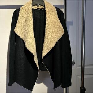 Chic black cardigan with sherpa-lined collar